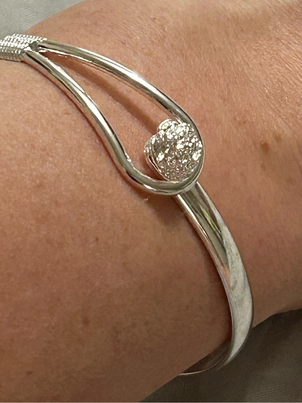 ❤️FREEw/PURCHASE Silver Floral Accent Bangle Bracelet Hinged Open Cuff Jewelry